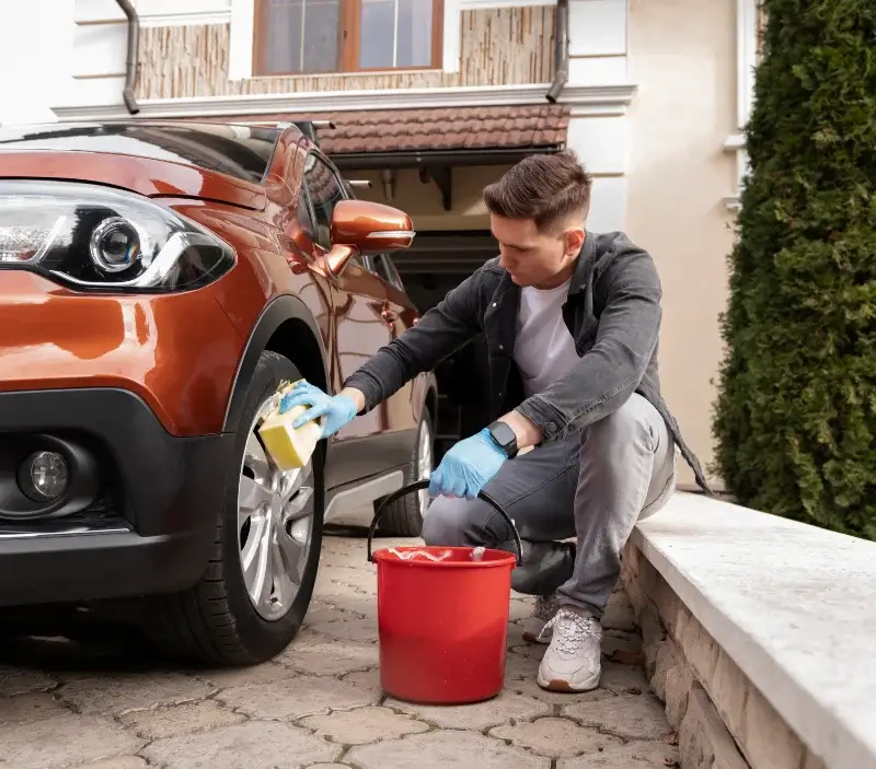 Lavage auto à domicile Le Plessis-Grohan : professionnel intervenant sur un véhicule